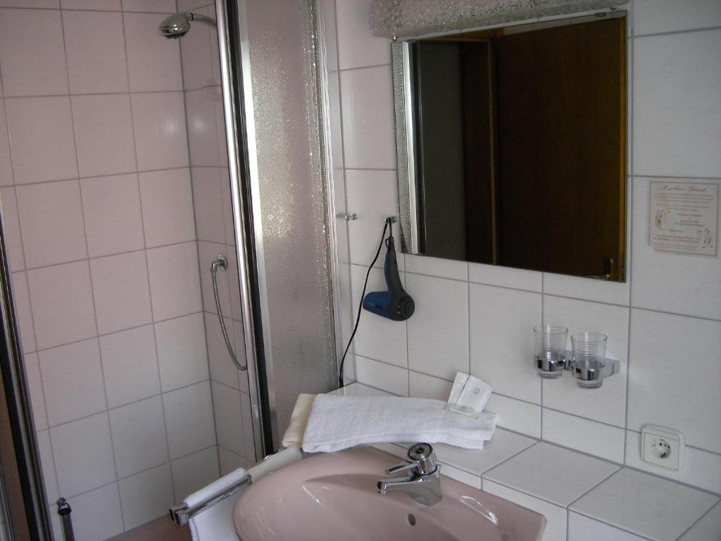 Hotel Gasthaus Zum Hirschen Simonswald Room photo